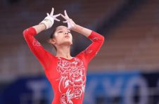 体操综合：首战奥运赛出气势 中国小花挺进三甲